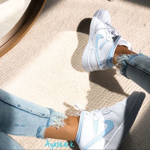 Custom painted air jordan mid - Picture 3 of 5